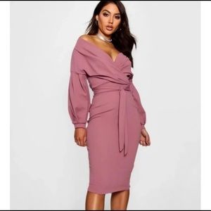 SOLD Curve-hugging off the shoulder bodycon dress. Flattering on all body types!
